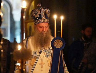 СВЕНОЋНО БДЕНИЈЕ И ЛИТУРГИЈА У СВЕТОСАВСКОМ ХРАМУ ПРЕД ЧАСНИМ ПОЈАСОМ ПРЕСВЕТЕ БОГОРОДИЦЕ