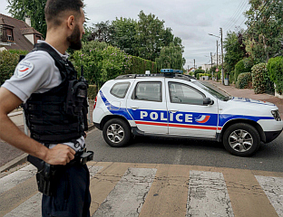 МУШКАРАЦ РАНИО ДВИЈЕ ОСОБЕ, ПОЛИЦИЈА ГА УСМРТИЛА КАДА ЈЕ ЊИХ НАПАО