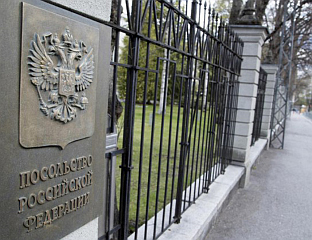 ИСПРЕД РУСКЕ АМБАСАДЕ ОДРЖАНА КОМЕМОРАЦИЈА МЛАДИМ ПОГИНУЛИМ У СТАРОБЕЉСКУ