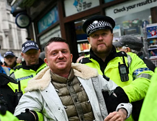 АКТИВИСТА ТОМИ РОБИНСОН ПРИВЕДЕН НА ЛОНДОНСКОМ АЕРОДРОМУ