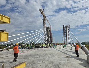 СПОЈЕНА ГЛАВНА КОНСТРУКЦИЈА МОСТА ПРЕКО ДУНАВА КОД НОВОГ САДА