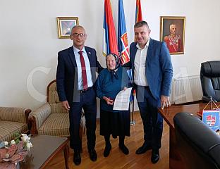 ОСТОЈИЋ УРУЧИО РЈЕШЕЊЕ О ДОДЈЕЛИ СТАНА СУПРУЗИ ПОГИНУЛОГ БОРЦА