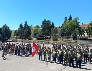 ВИШЕ ОД 400 ПИTОМАЦА ШКОЛЕ РЕЗЕРВНИХ ОФИЦИРА ПЈЕШАДИЈЕ 15. ПУT У СВОЈОЈ КАСАРНИ