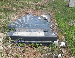 И ДАЉЕ НЕЈАСНО ДА ЛИ СУ ПРОНАЂЕНИ ВАНДАЛИ КОЈИ СУ ЛУПАЛИ СПОМЕНИКЕ НА СРПСКОМ ГРОБЉУ