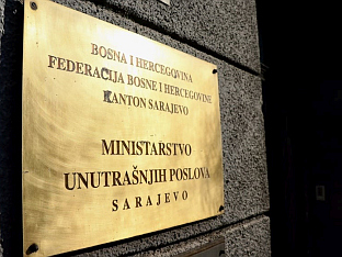 МЛАДИЋ ПАО СА КРОВА АУТОМОБИЛА У ПОКРЕТУ, ТЕШКО ЈЕ ПОВРИЈЕЂЕН