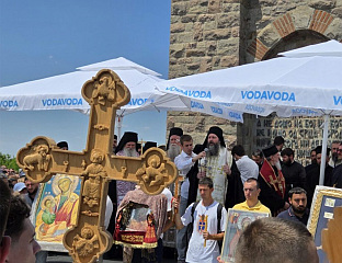 СЛУЖЕН ПАРАСТОС СРПСКИМ ЈУНАЦИМА СТРАДАЛИМ У КОСОВСКОМ БОЈУ