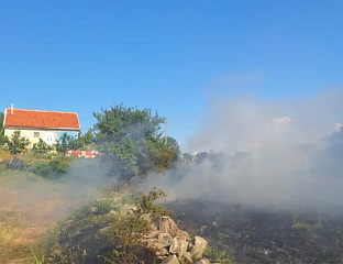 ПОЖАР У СЕЛУ СЛИВЉА, ВАТРА НЕ ПРИЈЕТИ ОБЈЕКТИМА