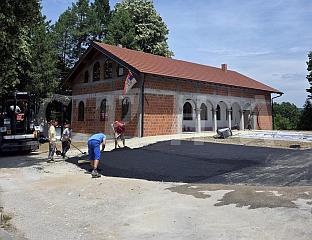 ИЗГРАДЊА ПАРОХИЈСКЕ САЛЕ У ЛЕПЕНИЦИ У ЗАВРШНОЈ ФАЗИ, ВИДОВИЋЕВА ПОМОГЛА