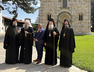 МИТРОПОЛИТ ТЕОДОСИЈЕ У МАНАСТИРУ ГРАЧАНИЦИ ДОЧЕКАО ПАТРИЈАРХА ПОРФИРИЈА И БЕРНСА