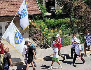 УЧЕСНИЦИ МАРША "МИРА" СА БИЈЕЛИМ ЗАСТАВАМА СА ЉИЉАНИМА