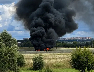 СРУШИО СЕ ВОЈНИ ТРЕНАЖНИ АВИОН, ПИЛОТ НА БЕЗБЈЕДНОМ