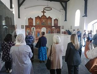 СЛУЖЕН ПАРАСТОС СРБИМА КОЈЕ СУ УСТАШЕ УБИЛЕ У САДИЛОВАЧКОЈ ЦРКВИ