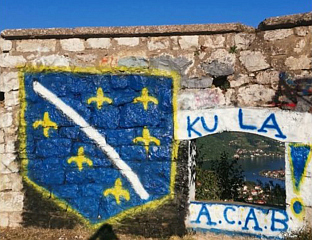 НА ЗВОРНИЧКОЈ ТВРЂАВИ ОСВАНУО ГРАФИТ СА РАТНОМ ЗАСТАВОМ ТАКОЗВАНЕ АРМИЈЕ БиХ