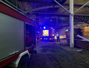 ПОЛИЦИЈСКИ СЛУЖБЕНИЦИ ПОМАЖУ ВАТРОГАСЦИМА И ГРАЂАНИМА У ЛОКАЛИЗОВАЊУ ПОЖАРА У ТЕСЛИЋУ