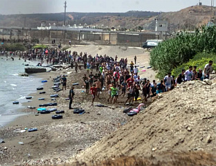 ПОЛИЦИЈА УПОТРИЈЕБИЛА СУЗАВАЦ И ВОДЕНИ ТОП КОД ГРАНИЦЕ СА ШПАНИЈОМ