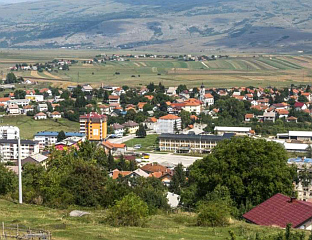 СЈЕЋАЊЕ НА 108 СРПСКИХ БОРАЦА И ЦИВИЛА ЕКСХУМИРАНИХ ИЗ МАСОВНЕ ГРОБНИЦЕ