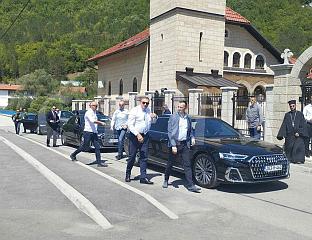ДОДИК, СТЕВАНДИЋ И БУДИМИР СТИГЛИ У МАНАСТИР РМАЊ, ОЧЕКУЈЕ СЕ ДОЛАЗАК ВУЧИЋА