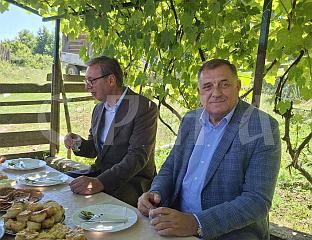 ВУЧИЋ И ДОДИК У ПОСЈЕТИ ПОРОДИЦИ ИЛИЋ У СЕЛУ ВОДИЦЕ