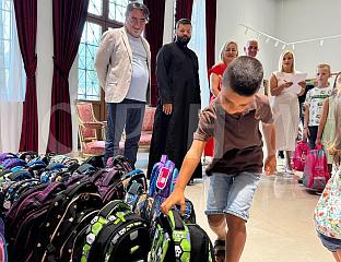 ПОДИЈЕЉЕНА ШКОЛСКА ОПРЕМА ЗА ПРВАЧИЋЕ И ВИШЕЧЛАНЕ ПОРОДИЦЕ