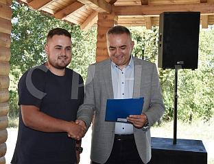 МИНИЋ УРУЧИО РЈЕШЕЊА О ПОДРШЦИ ЗА НАБАВКУ ТРАКТОРА "БЕЛАРУС"