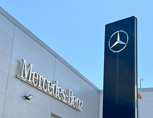 ДВОЈЕ ВОЗАЧА ТУЖИ "МЕРЦЕДЕС" ЗБОГ ОПЕКОТИНА ОД ЛОГОТИПА НА СЈЕДИШТИМА