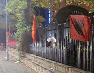 ЗАСТАВЕ ТЕРОРИСТИЧКЕ УЧК ОКАЧЕНЕ НА ОГРАДИ СРПСКИХ СВЕТИЊА У ЛИПЉАНУ
