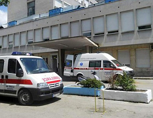 ПОВРИЈЕЂЕНИ ВОЗАЧ МОПЕДА ЗАДРЖАН НА КЛИНИЦИ ЗА ХИРУРГИЈУ