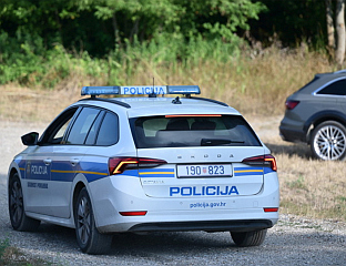 ВОЗИЛО СЛЕТЈЕЛО У ПРОВАЛИЈУ, ДВА ЛИЦА ПОГИНУЛА