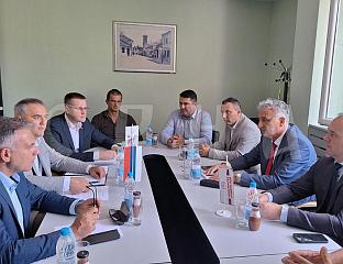 МИНИЋ СА РУКОВОДСТВОМ ОПШTИНЕ И ДЈЕЦОМ ПОГИНУЛИХ БОРАЦА