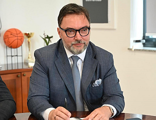 КОШАРАЦ: КОНАКОВИЋЕВ БРОД НЕЗАУСТАВЉИВО ТОНЕ