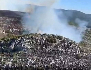 ХЕЛИКОПТЕР ГАСИ ПОЖАР У ОКОЛИНИ ТРЕБИЊА