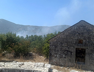 ПОЖАРНА ЛИНИЈА У РЕЈОНУ ЗУБАЦА ОСАМ КИЛОМЕTАРА, ВАТРА НЕ УГРОЖАВА ИМОВИНУ