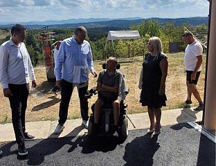 АНГАЖМАНОМ РЕПУБЛИЧКИХ И ОПШТИНСКИХ ИНСТИТУЦИЈА ОЛАКШАН ЖИВОТ ИНВАЛИДУ ЖЕЉКУ ПАЈИЋУ
