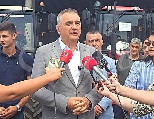 MINIĆ ATTENDS DISTRIBUTION OF BELARUS TRACTORS TO YOUNG FARMERS IN VRŠANI