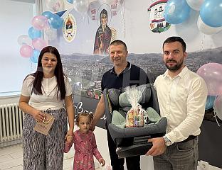УРУЧЕНЕ АУТО-СЈЕДАЛИЦЕ ЗА 27 ДЈЕЦЕ И ШЕСТ ЗЛАТНИКА ВИШЕЧЛАНИМ ПОРОДИЦАМА