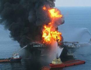 ПОЖАР НА ТАНКЕРУ СА НАФТОМ НАКОН РАКЕТНОГ НАПАДА
