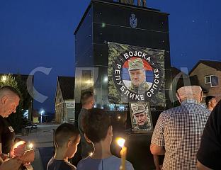 ВЛАСЕНИЧАНИ ПРИСЛУЖИВАЊЕМ СВИЈЕЋА ОДАЈУ ПОЧАСT ГЕНЕРАЛУ МЛАДИЋУ
