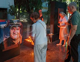 ОДАТА ПОЧАСТ ГЕНЕРАЛУ МЛАДИЋУ