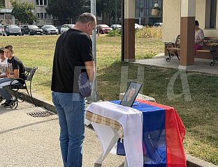 ПРИСЛУЖИВАЊЕМ СВИЈЕЋА ОДАТА ПОЧАСT ГЕНЕРАЛУ МЛАДИЋУ