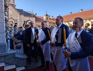 ДОДИК У МАНАСТИРУ КАРАНОВАЦ ПРИСУСТВОВАО ОСВЕШТАЊУ ЗВОНА