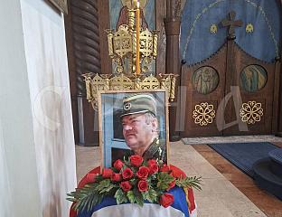 У ЦРКВИ РОЂЕЊА ПРЕСВЕTЕ БОГОРОДИЦЕ У ОБУДОВЦУ СЛУЖЕН ПАРАСTОС И ОДАTА ПОЧАСT ГЕНЕРАЛУ РАTКУ МЛАДИЋУ