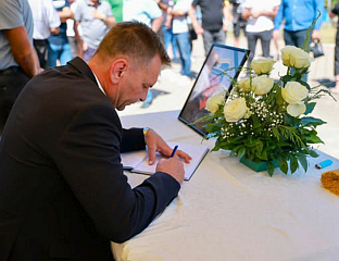 ОДАТА ПОЧАСТ ГЕНЕРАЛУ МЛАДИЋА