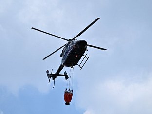 ХЕЛИКОПТЕР УПУЋЕН ДА ПОМОГНЕ У ГАШЕЊУ ПОЖАРА У ТЕСЛИЋУ