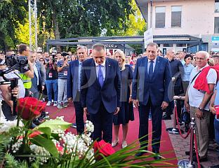 КАРАН, ЦВИЈАНОВИЋ, ДОДИК И МИНИЋ ПОЛОЖИЛИ ВИЈЕНЦЕ НА ЦЕНТРАЛНОМ СПОМЕНИКУ