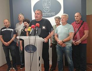 ШЕХОВАЦ: ДЕСЕТИНЕ АУТОБУСА КРЕНУЋЕ НА САХРАНУ ГЕНЕРАЛА МЛАДИЋА