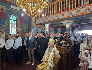 ВЛАДИКА ФОTИЈЕ СЛУЖИ ЛИТУРГИЈУ У КРУШКОВОМ ПОЉУ, ПОЧЕТКУ БОГОСЛУЖЕЊА ПРИСУТАО ПРЕМИЈЕР МИНИЋ