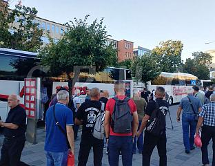 НА САХРАНУ ГЕНЕРАЛА МЛАДИЋА ГРАЂАНИ БИЈЕЉИНЕ КРЕНУЛУ У 12 АУТОБУСА