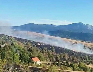 РУНИЋ: ВАТРА НА 800 МЕТАРА ОД КУЋА, ВЈЕТАР ОТЕЖАВА ГАШЕЊЕ