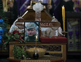 МОЛИТВЕ И СВИЈЕЋЕ ЗА ГЕНЕРАЛА МЛАДИЋА У МАНАСТИРУ ОСТРОГ