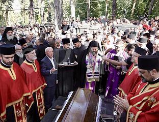 ГЕНЕРАЛ МЛАДИЋ САХРАЊЕН УЗ ПОЧАСНУ ПАЉБУ, РИЈЕКА ЉУДИ СЕ СЛИЛА НА ТОПЧИДЕРСКО ГРОБЉЕ